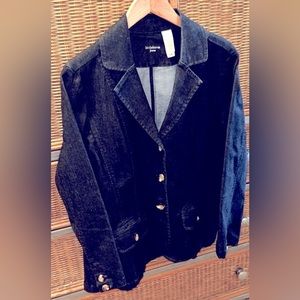 💙Women’s denim jean  blazer. Two front pockets. Worn once. Excellent condition!